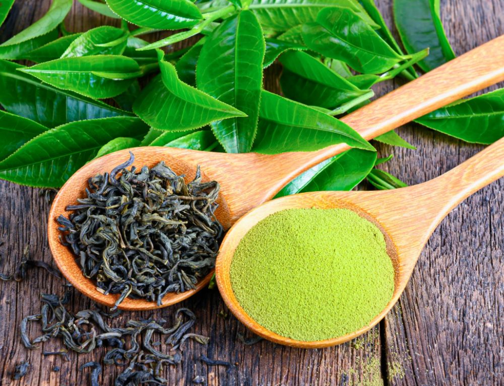 the-difference-between-matcha-and-green-tea-lies-in-texture-matcha-latte